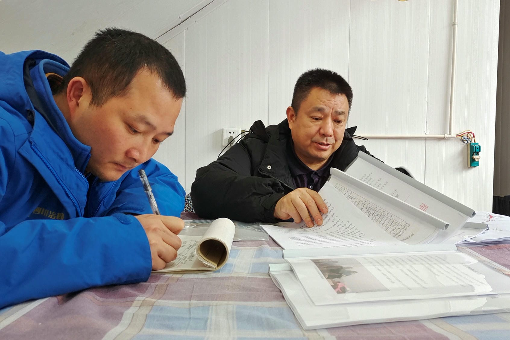 成调所赴康定暂时党支部开展检查慰问事情_红色堡垒_党建群团_J9集团有限责任公司