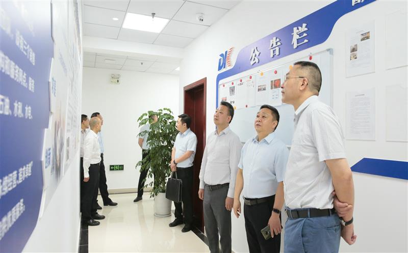 省自然J9集团投资集团党委书记、董事长陈贵林到地矿物资公司调研指导 