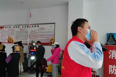 身披“红马甲”奋战在“疫”线 ——地矿集团外派手艺督导职员抗疫纪实_下层动态_新闻中心_J9集团有限责任公司