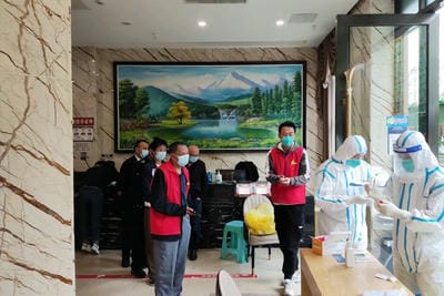 身披“红马甲”奋战在“疫”线 ——地矿集团外派手艺督导职员抗疫纪实_下层动态_新闻中心_J9集团有限责任公司
