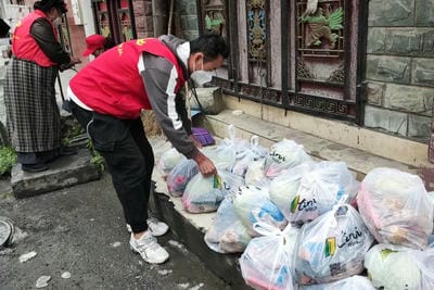 身披“红马甲”奋战在“疫”线 ——地矿集团外派手艺督导职员抗疫纪实_下层动态_新闻中心_J9集团有限责任公司
