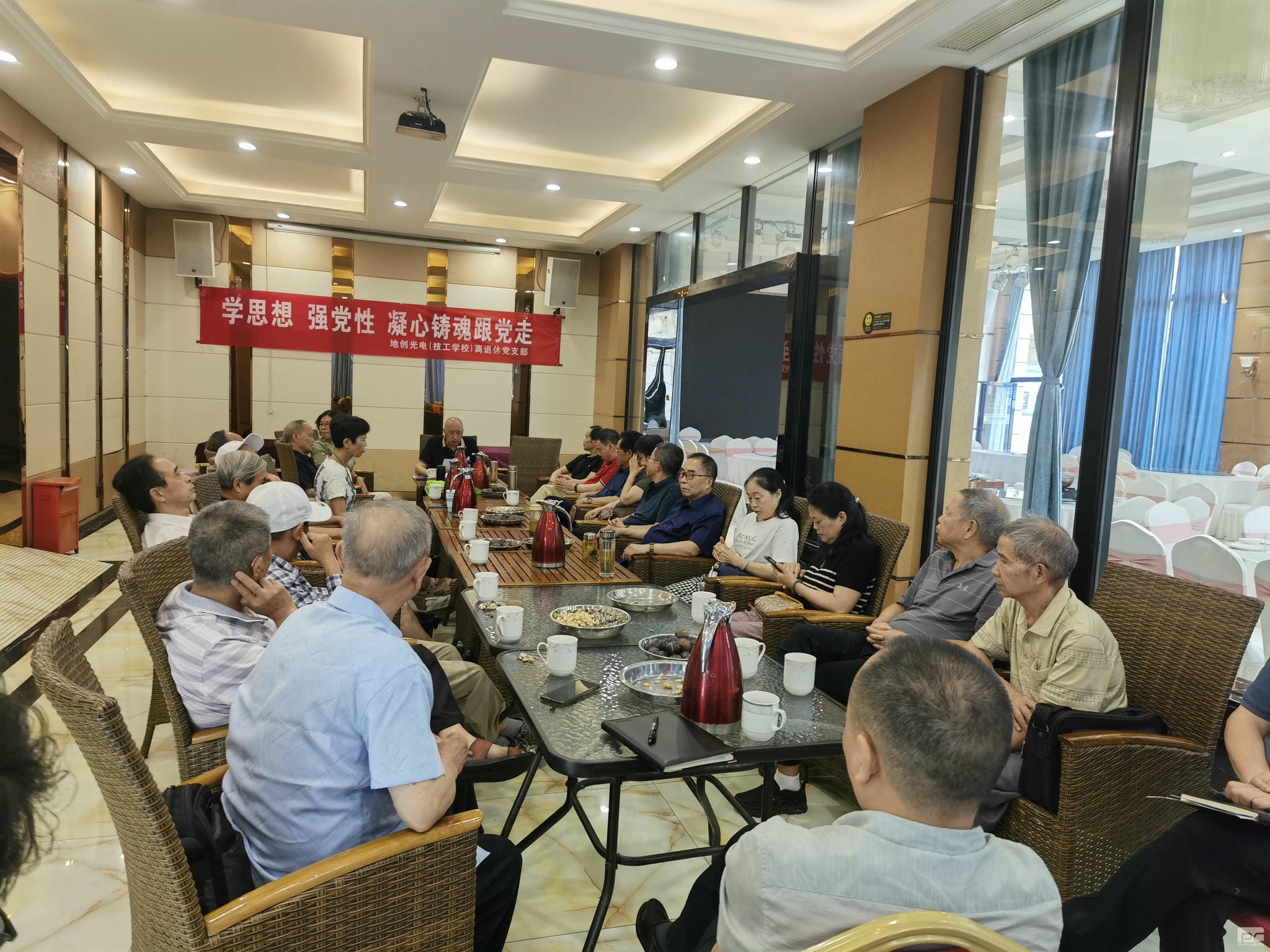 地创光电离退休党支部开展主题教育专题学习_红色堡垒_党建群团_J9集团有限责任公司