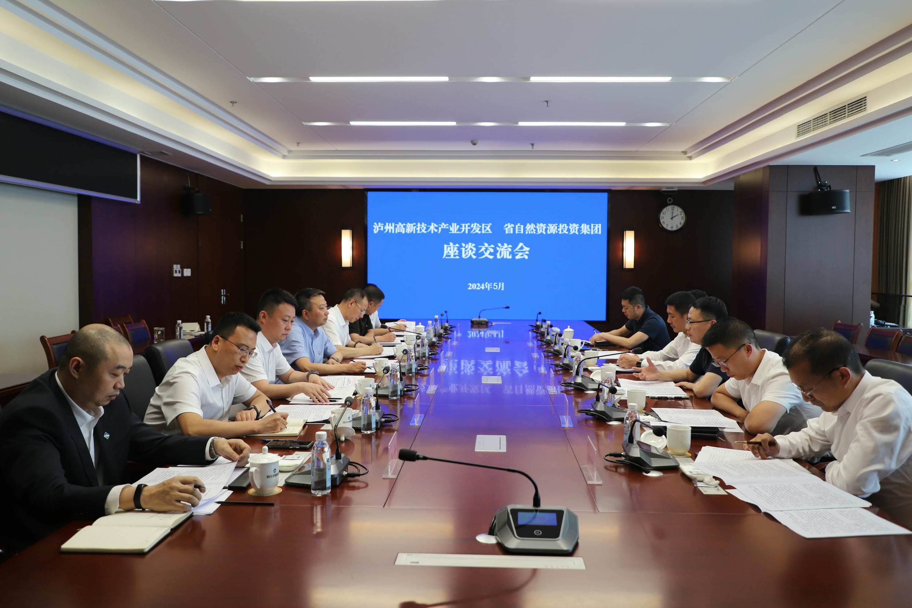 置业集团与泸州高新区座谈交流_下层动态_新闻中心_J9集团有限责任公司