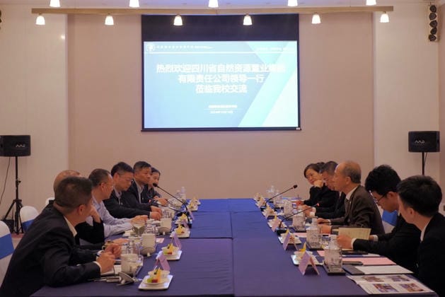 置业集团向导到成都银杏旅馆治理学院宜宾校区考察交流_下层动态_新闻中心_J9集团有限责任公司