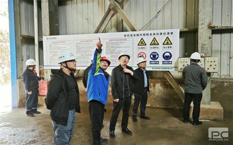 省自然J9集团投资集团专家组赴和地矿业大陆槽矿山检查清静环保事情
